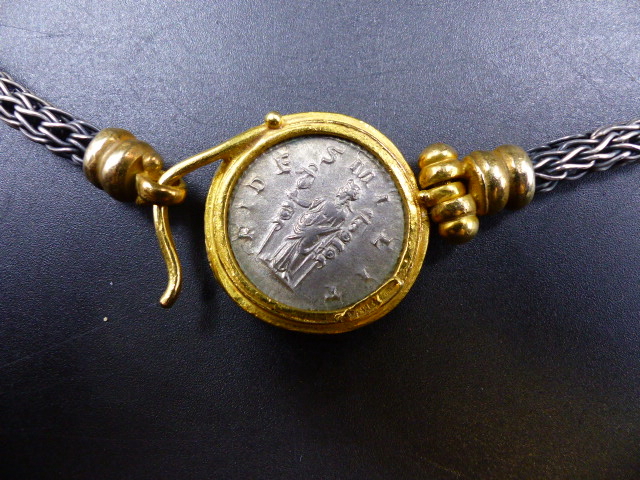 AN EARLY ROMAN COIN MOUNTED AS A PENDANT IN YELLOW METAL ATTACHED TO A WHITE METAL CHAIN. - Image 2 of 5