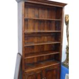 A BESPOKE OAK FLOOR STANDING BOOKCASE WITH LOWER CUPBOARD SECTION. W.120 x H.218cms.