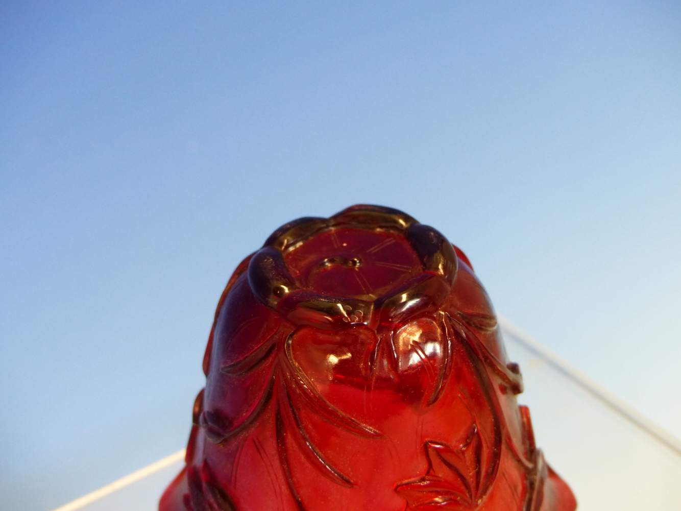 A PEKING RUBY GLASS CUP, THE EXTERIOR CARVED AND SHAPED AS A LOTUS LEAF WITH BIRDS AND FOLIAGE. H - Image 10 of 11