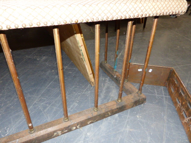 AN ANTIQUE CLUB FENDER WITH UPHOLSTERED TOP RAIL OVER BRASS SUPPORTS ON IRON CURB BASE. 145 x 58 x - Image 4 of 9