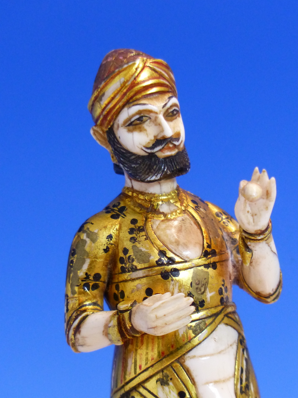 AN ANTIQUE MUGHAL GILT AND PAINTED IVORY FIGURE OF A PARTIALLY CLAD MAN STANDING HOLDING A POD - Image 4 of 13