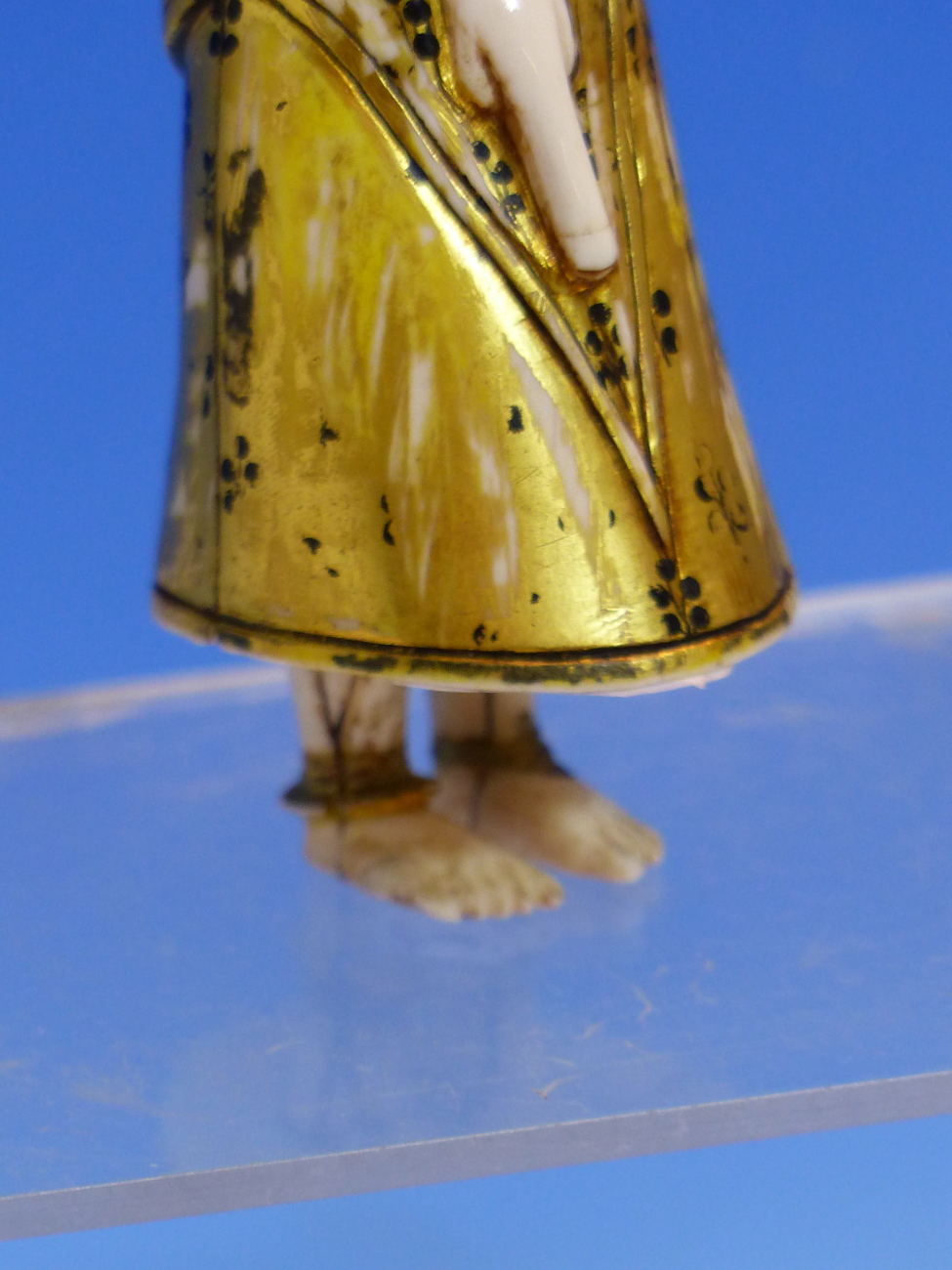 AN ANTIQUE MUGHAL GILT AND PAINTED IVORY FIGURE OF A PARTIALLY CLAD MAN STANDING HOLDING A POD - Image 5 of 13