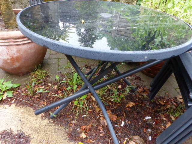 A MODERN PATIO TABLE, PARASOL AND FOUR CHAIRS. - Image 3 of 3
