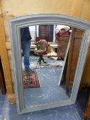 A ROUND ARCH TOPPED RECTANGULAR MIRROR IN GREY PAINTED FRAME. 121 x 83cms.