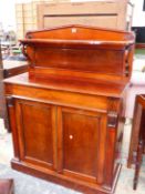 AN EARLY VICTORIAN MAHOGANY CHIFFONIER, THE SHALLOW TRIANGULAR TOPPED BACK OVER A SERPENTINE FRONTED