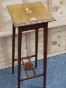 AN EDWARDIAN MAHOGANY PLANT STAND, THE SQUARE TOP INLAID WITH CROSSBANDING. W.30 x 30 x H.94cms.