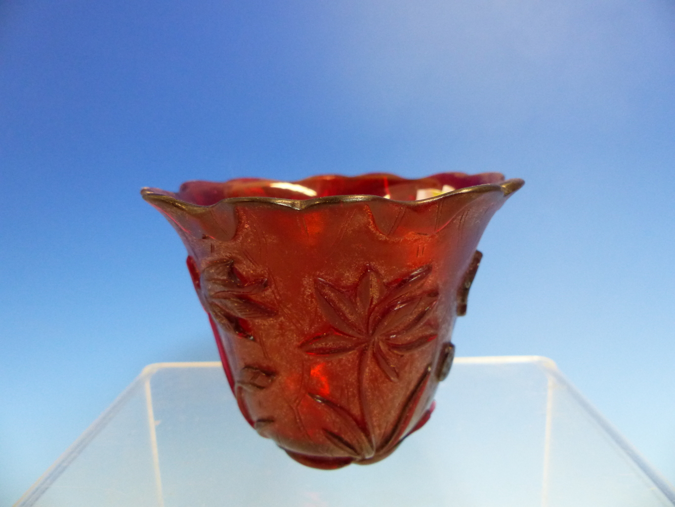 A PEKING RUBY GLASS CUP, THE EXTERIOR CARVED AND SHAPED AS A LOTUS LEAF WITH BIRDS AND FOLIAGE. H - Image 7 of 11