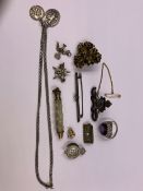 A QUANTITY OF VINTAGE JEWELLERY TO INCLUDE A FLORA DANICA SILVER GILDED BROOCH, VARIOUS SILVER