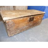 AN ANTIQUE ELM COFFER, THE FRONT WITH SCROLL CARVING TO IT'S EDGES AND APRON, IRON RING HANDLES TO