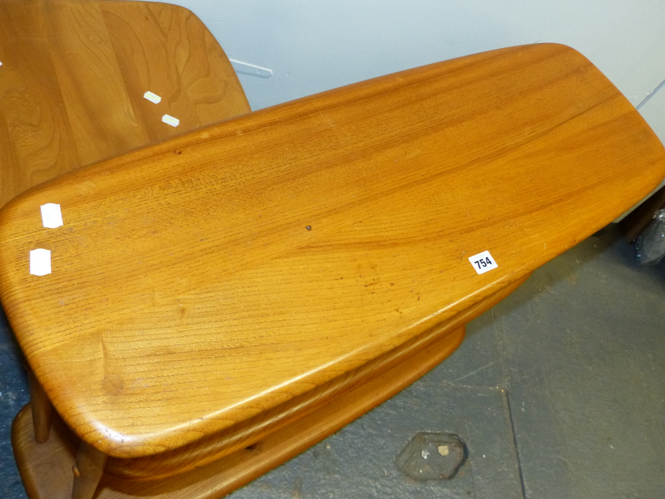 AN ERCOL ELM SET OF THREE FREE STANDING ROUNDED RECTANGULAR SHELVES ON CASTER FEET. W.91 x D.31 x - Image 4 of 7