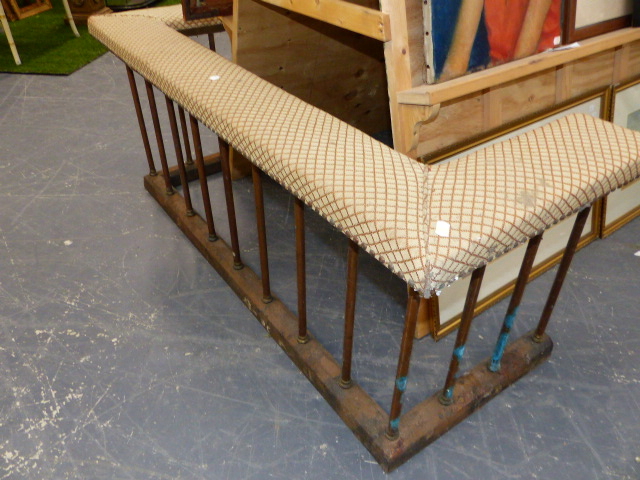 AN ANTIQUE CLUB FENDER WITH UPHOLSTERED TOP RAIL OVER BRASS SUPPORTS ON IRON CURB BASE. 145 x 58 x - Image 9 of 9