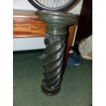 A LARGE GREEN MARBLE SPIRAL CARVED COLUMN PEDESTAL. TOP Dia.30cms x H.110cms