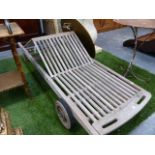 A GOOD QUALITY TEAK GARDEN LOUNGER BY GLOSTER.