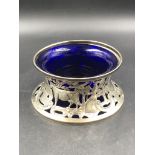 AN ANTIQUE IRISH HALLMARKED SILVER POTATO RING/DISH RING, COMPLETE WITH BLUE GLASS LINER,