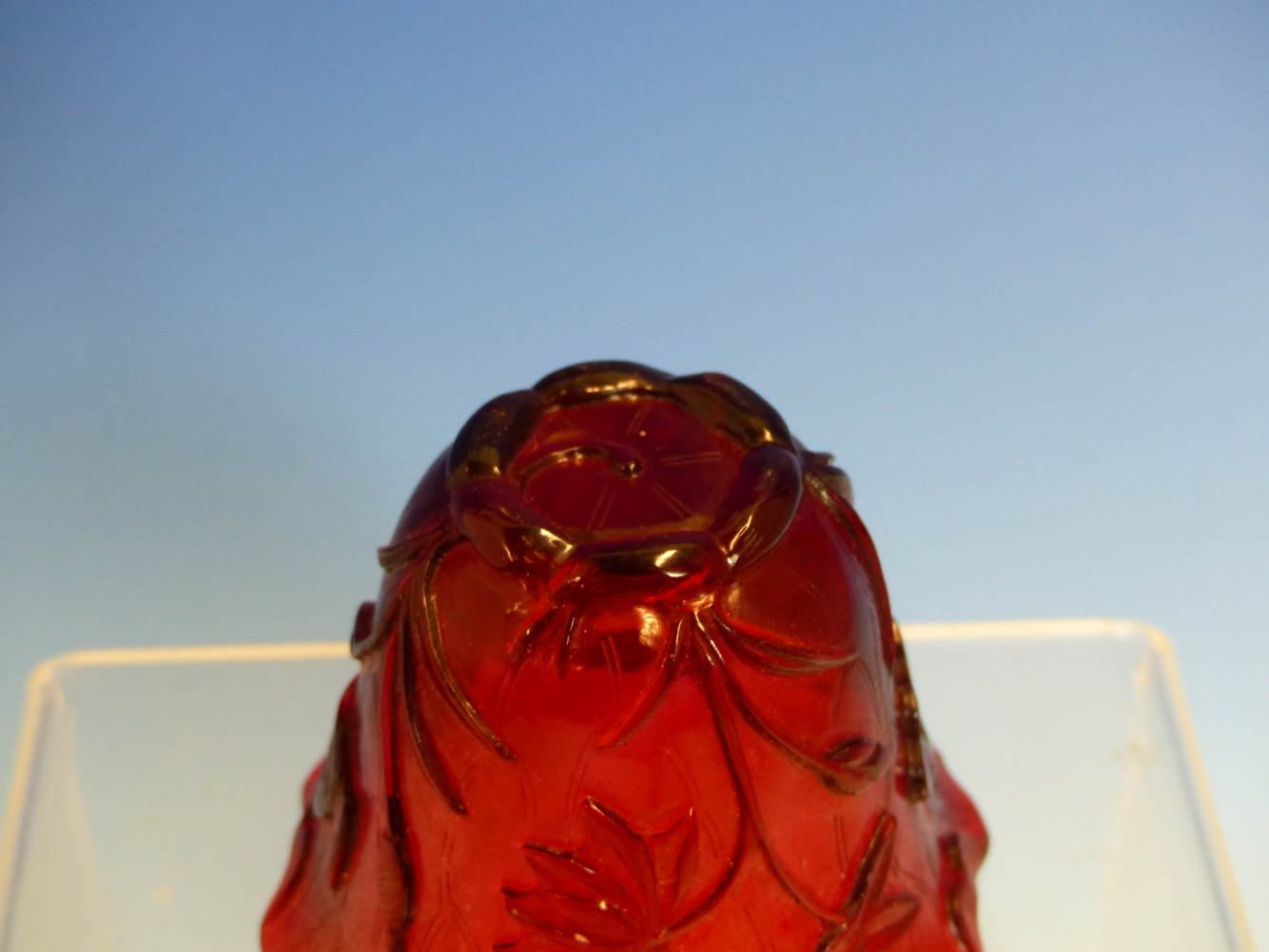 A PEKING RUBY GLASS CUP, THE EXTERIOR CARVED AND SHAPED AS A LOTUS LEAF WITH BIRDS AND FOLIAGE. H - Image 9 of 11