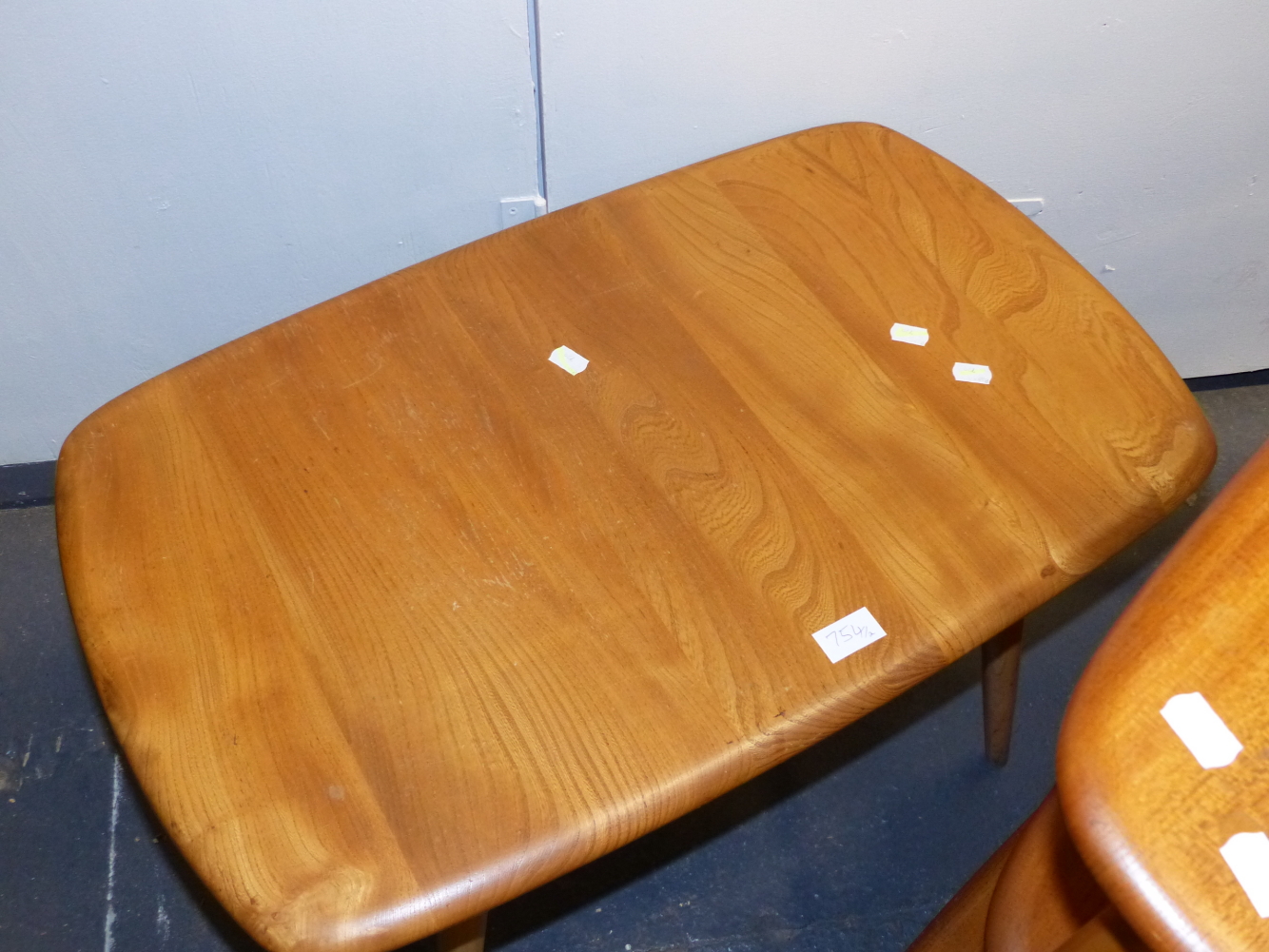 AN ERCOL ELM SET OF THREE FREE STANDING ROUNDED RECTANGULAR SHELVES ON CASTER FEET. W.91 x D.31 x - Image 3 of 7