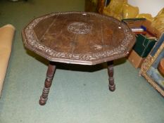 AN 18th.C. DUTCH OAK FOLDING TRIPOD TABLE, A FOLIATE BAND CARVED WITHIN THE TWELVE SIDED TOP