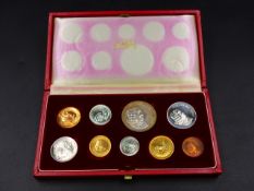 A 1965 SOUTH AFRICAN MINT CASED SET OF NINE COINS TO INCLUDE GOLD RAND AND TWO RAND COINS.