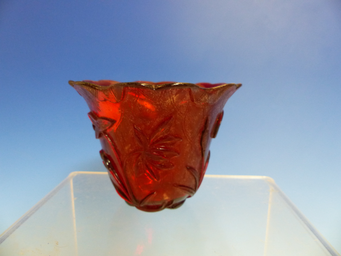 A PEKING RUBY GLASS CUP, THE EXTERIOR CARVED AND SHAPED AS A LOTUS LEAF WITH BIRDS AND FOLIAGE. H - Image 5 of 11