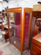 A 19th.C. FRENCH SATIN WOOD DISPLAY CABINET, THE CHEQUER INLAID CORNICE OVER GLAZED DOOR AND