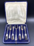 A CASED SET OF SILVER HALLMARKED PASTRY FORKS, DATED 1933 SHEFFIELD FOR MAPPIN AND WEBB.GROSS WEIGHT