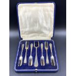 A CASED SET OF SILVER HALLMARKED PASTRY FORKS, DATED 1933 SHEFFIELD FOR MAPPIN AND WEBB.GROSS WEIGHT