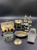 A QUANTITY OF SILVER HALLMARKED AND PLATED WARE TO INCLUDE A CASED PAIR OF EDINBURGH SILVER HOUSES