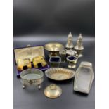 A QUANTITY OF SILVER HALLMARKED AND PLATED WARE TO INCLUDE A CASED PAIR OF EDINBURGH SILVER HOUSES