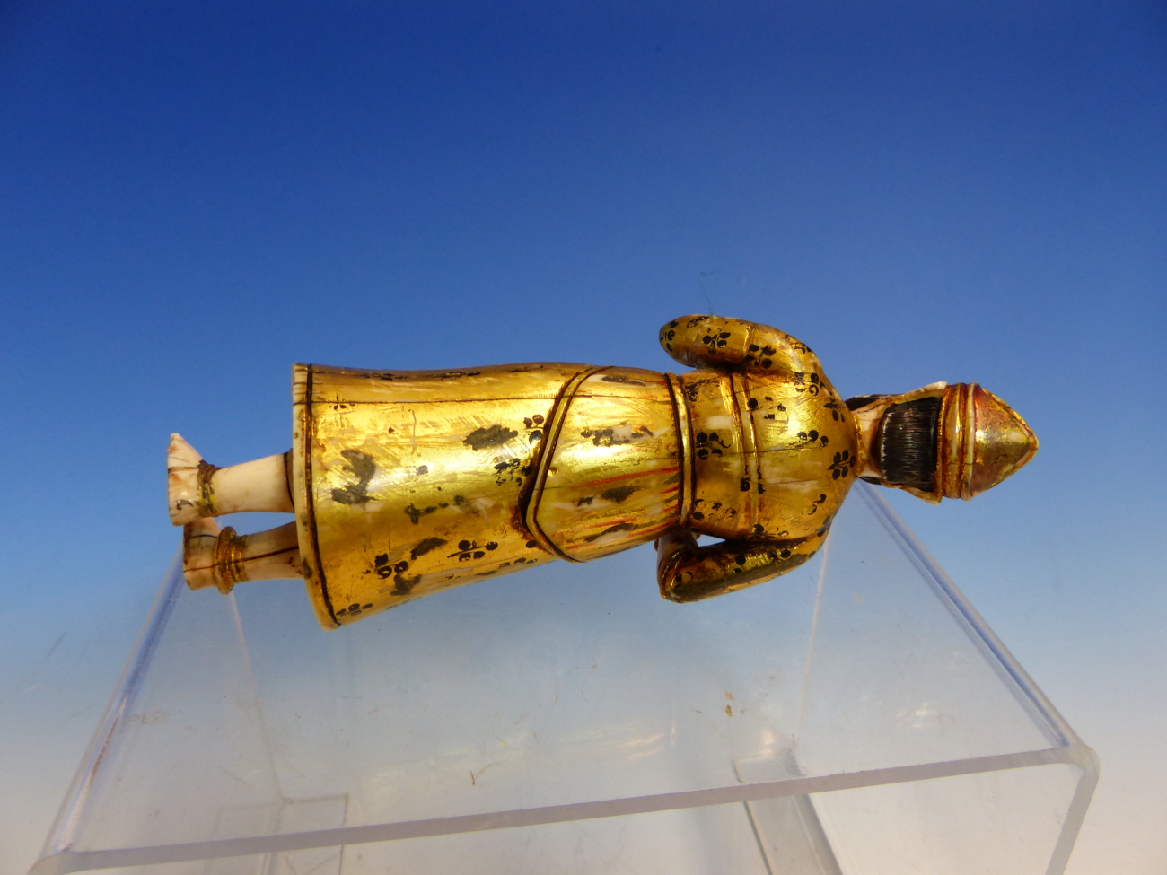 AN ANTIQUE MUGHAL GILT AND PAINTED IVORY FIGURE OF A PARTIALLY CLAD MAN STANDING HOLDING A POD - Image 10 of 13