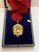 A HALLMARKED 9CT GOLD AND ENAMELLED PAST PRESIDENTS PENDANT BADGE PRESENTED TO PROFESSOR M.A.