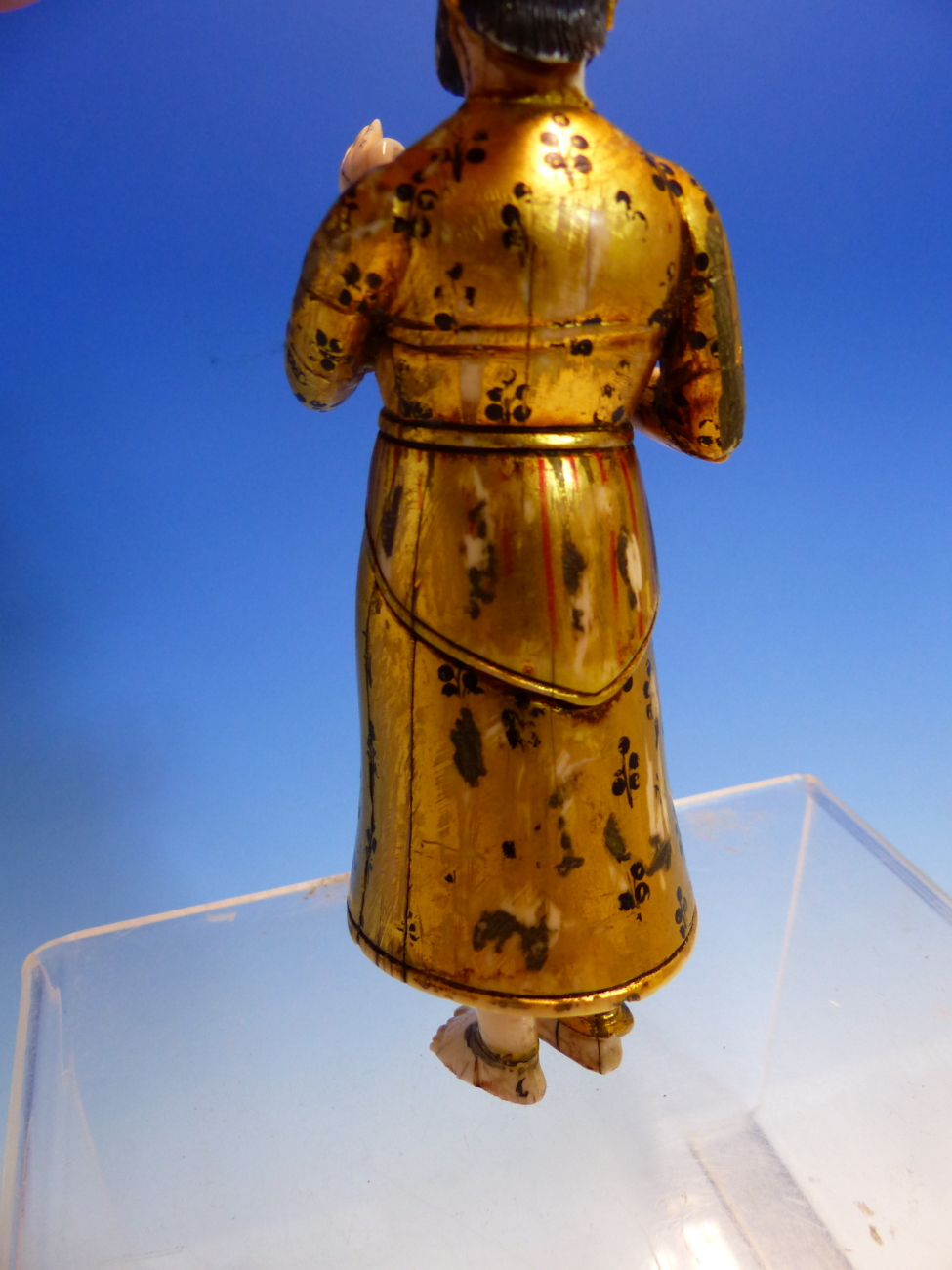 AN ANTIQUE MUGHAL GILT AND PAINTED IVORY FIGURE OF A PARTIALLY CLAD MAN STANDING HOLDING A POD - Image 13 of 13