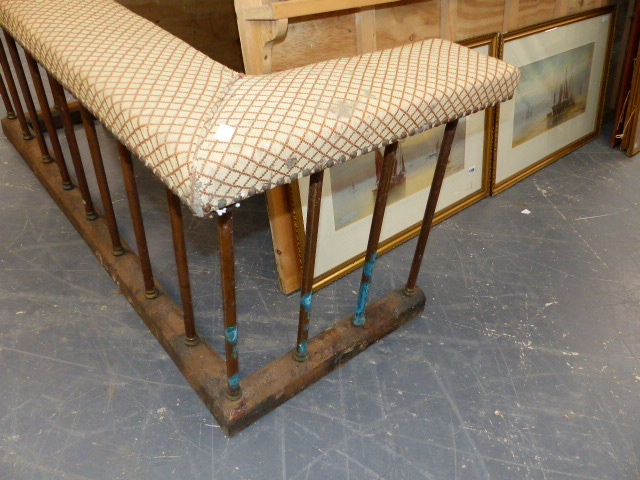 AN ANTIQUE CLUB FENDER WITH UPHOLSTERED TOP RAIL OVER BRASS SUPPORTS ON IRON CURB BASE. 145 x 58 x - Image 7 of 9
