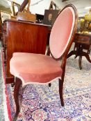 A PAIR OF ANTIQUE CARVED MAHOGANY FRENCH HEPPLEWHITE STYLE SALON CHAIRS WITH OVAL BACKS AND SCROLL