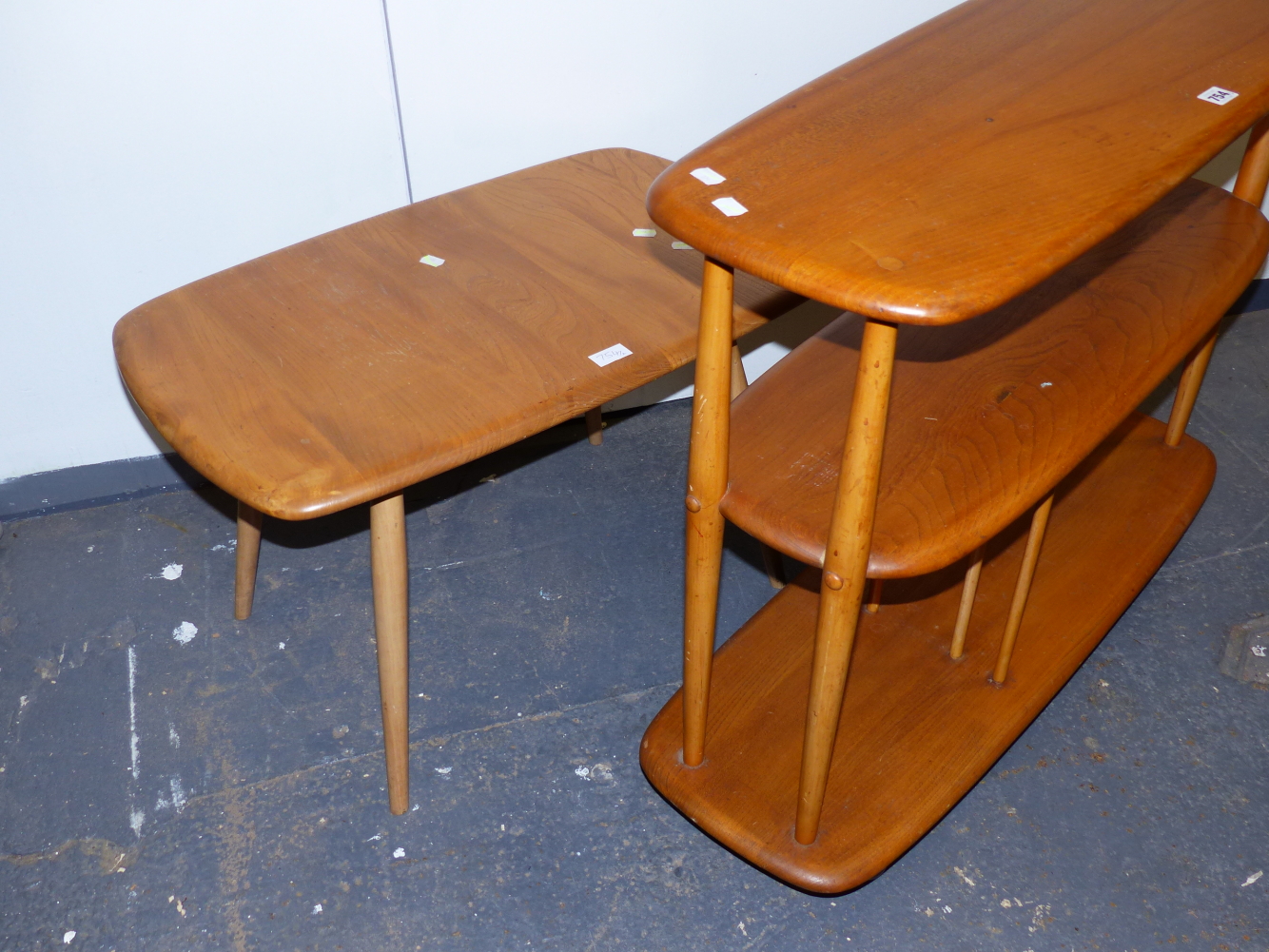 AN ERCOL ELM SET OF THREE FREE STANDING ROUNDED RECTANGULAR SHELVES ON CASTER FEET. W.91 x D.31 x - Image 2 of 7