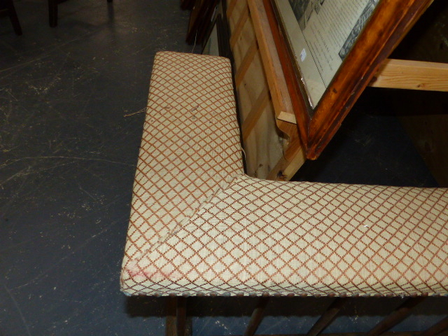 AN ANTIQUE CLUB FENDER WITH UPHOLSTERED TOP RAIL OVER BRASS SUPPORTS ON IRON CURB BASE. 145 x 58 x - Image 5 of 9