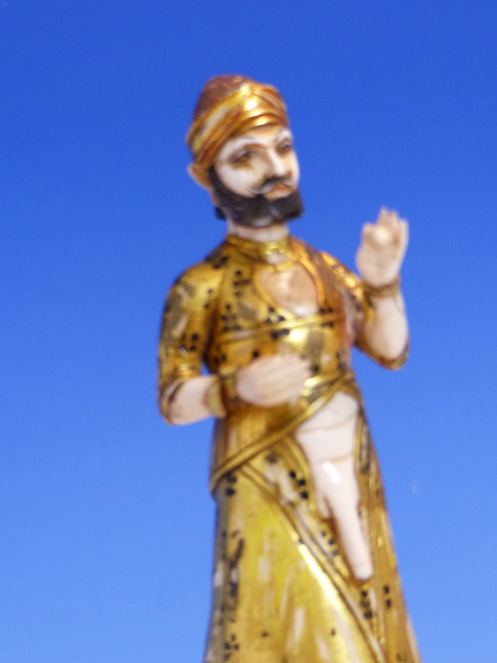 AN ANTIQUE MUGHAL GILT AND PAINTED IVORY FIGURE OF A PARTIALLY CLAD MAN STANDING HOLDING A POD - Image 2 of 13