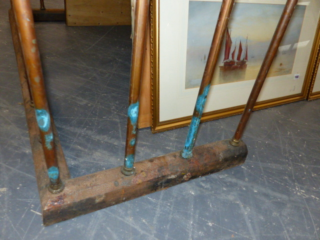 AN ANTIQUE CLUB FENDER WITH UPHOLSTERED TOP RAIL OVER BRASS SUPPORTS ON IRON CURB BASE. 145 x 58 x - Image 8 of 9