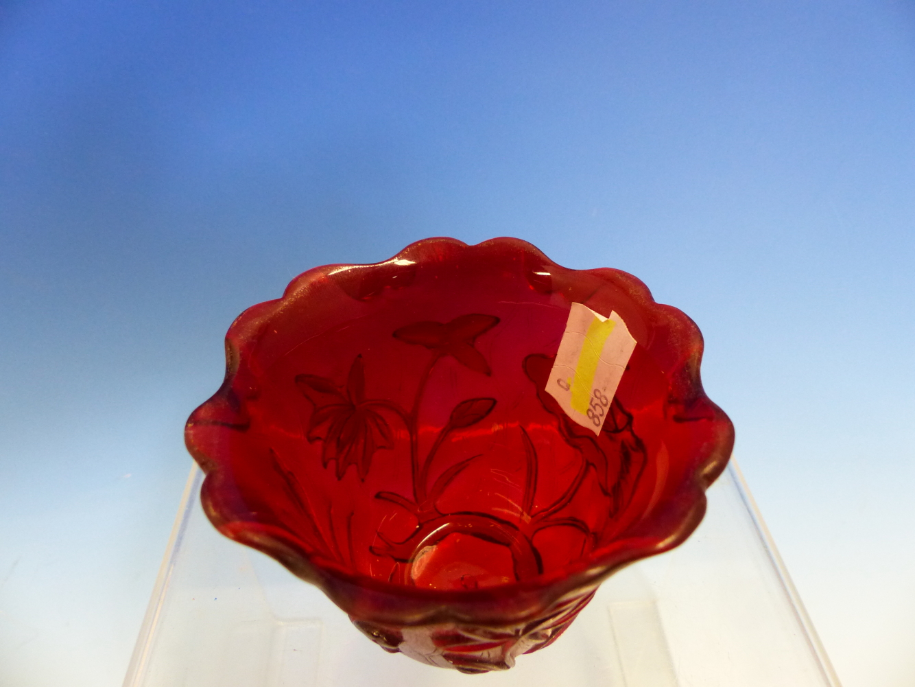 A PEKING RUBY GLASS CUP, THE EXTERIOR CARVED AND SHAPED AS A LOTUS LEAF WITH BIRDS AND FOLIAGE. H - Image 8 of 11