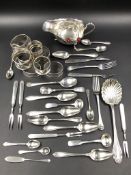 A QUANTITY OF SILVER HALLMARKED ITEMS TO INCLUDE A SAUCE BOAT, NINE ASSORTED NAPKIN RINGS, A SHELL