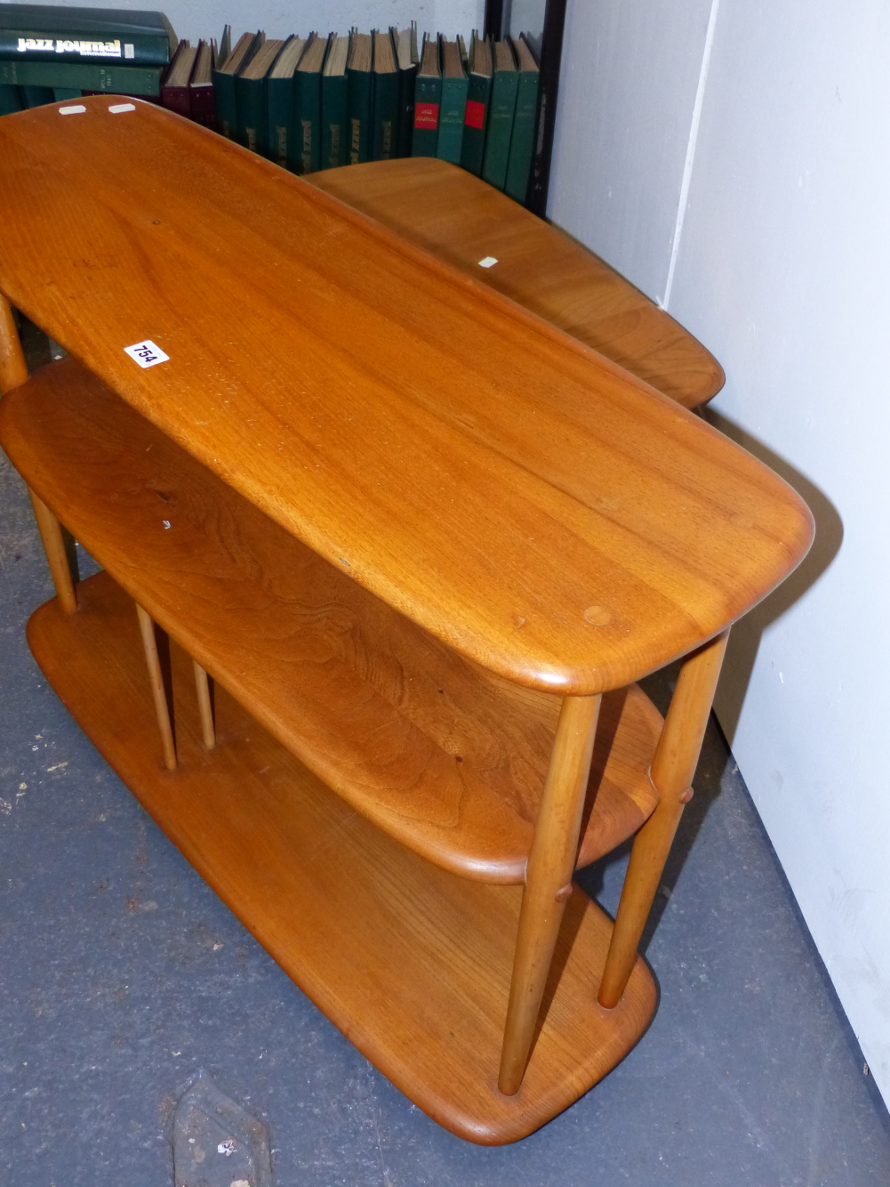 AN ERCOL ELM SET OF THREE FREE STANDING ROUNDED RECTANGULAR SHELVES ON CASTER FEET. W.91 x D.31 x - Image 5 of 7