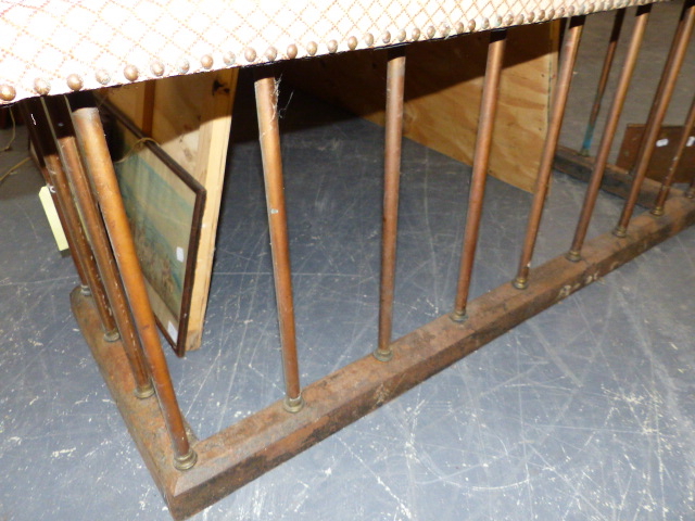 AN ANTIQUE CLUB FENDER WITH UPHOLSTERED TOP RAIL OVER BRASS SUPPORTS ON IRON CURB BASE. 145 x 58 x - Image 3 of 9