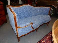 A WALNUT FRENCH LOUIS XV STYLE CHAISE LONGUE UPHOLSTERED IN BLUE, THE SHAPED BACK EXTENDING TO ONE