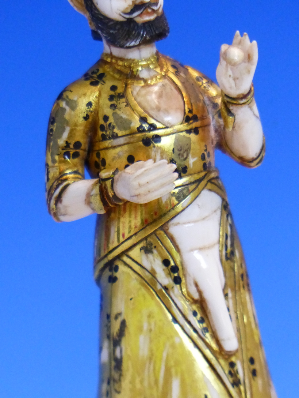 AN ANTIQUE MUGHAL GILT AND PAINTED IVORY FIGURE OF A PARTIALLY CLAD MAN STANDING HOLDING A POD - Image 6 of 13