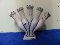 AN EARLY 19th C. PEARL WARE QUINTAL HORN, THE FOLIATE RIMS AND DETAILS IN BLUE. H 20.5cms.