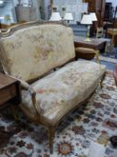 A LOUIS XV STYLE GILT WOOD SETTEE UPHOLSTERED IN MACHINE WOVEN AUBUSSON TASTE FLORAL TAPESTRY AND ON