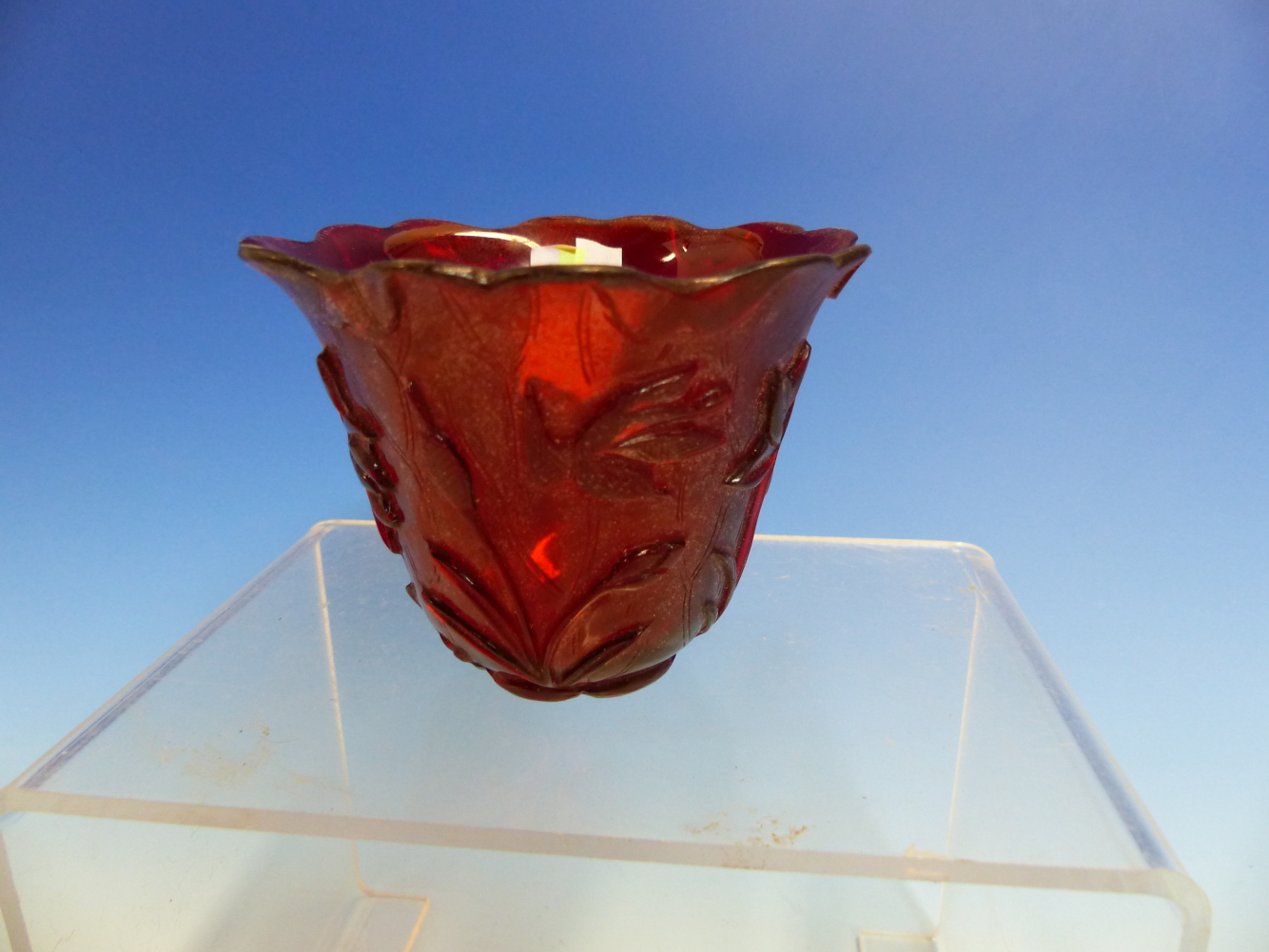 A PEKING RUBY GLASS CUP, THE EXTERIOR CARVED AND SHAPED AS A LOTUS LEAF WITH BIRDS AND FOLIAGE. H - Image 6 of 11