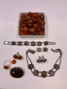 A COLLECTION OF VINTAGE MOUNTED HARDSTONE AND LOOSE BEAD JEWELLERY TO INCLUDE A 9ct GOLD ORANGE MOSS