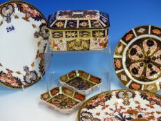 A COLLECTION OF CROWN DERBY IMARI PALETTE WARES COMPRISING THREE PLATES, A PAIR OF RECTANGULAR