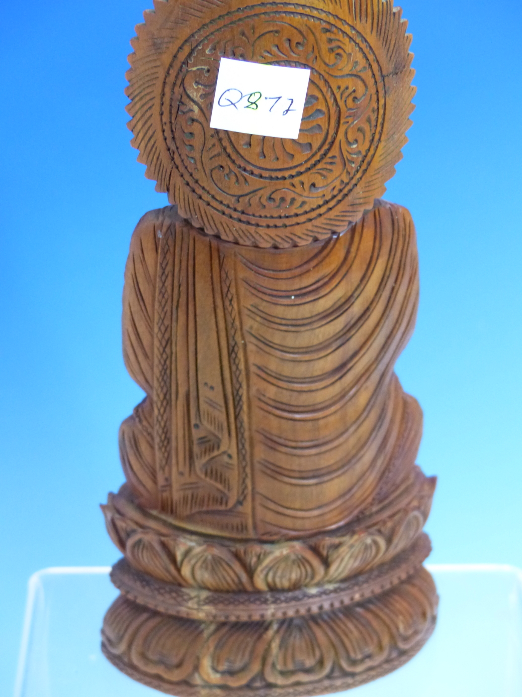 A CARVED WOOD BUDDHA SEATED CROSS LEGGED ON A DOUBLE LOTUS THRONE, HIS RIGHT HAND RAISED IN REFUGE - Image 5 of 5