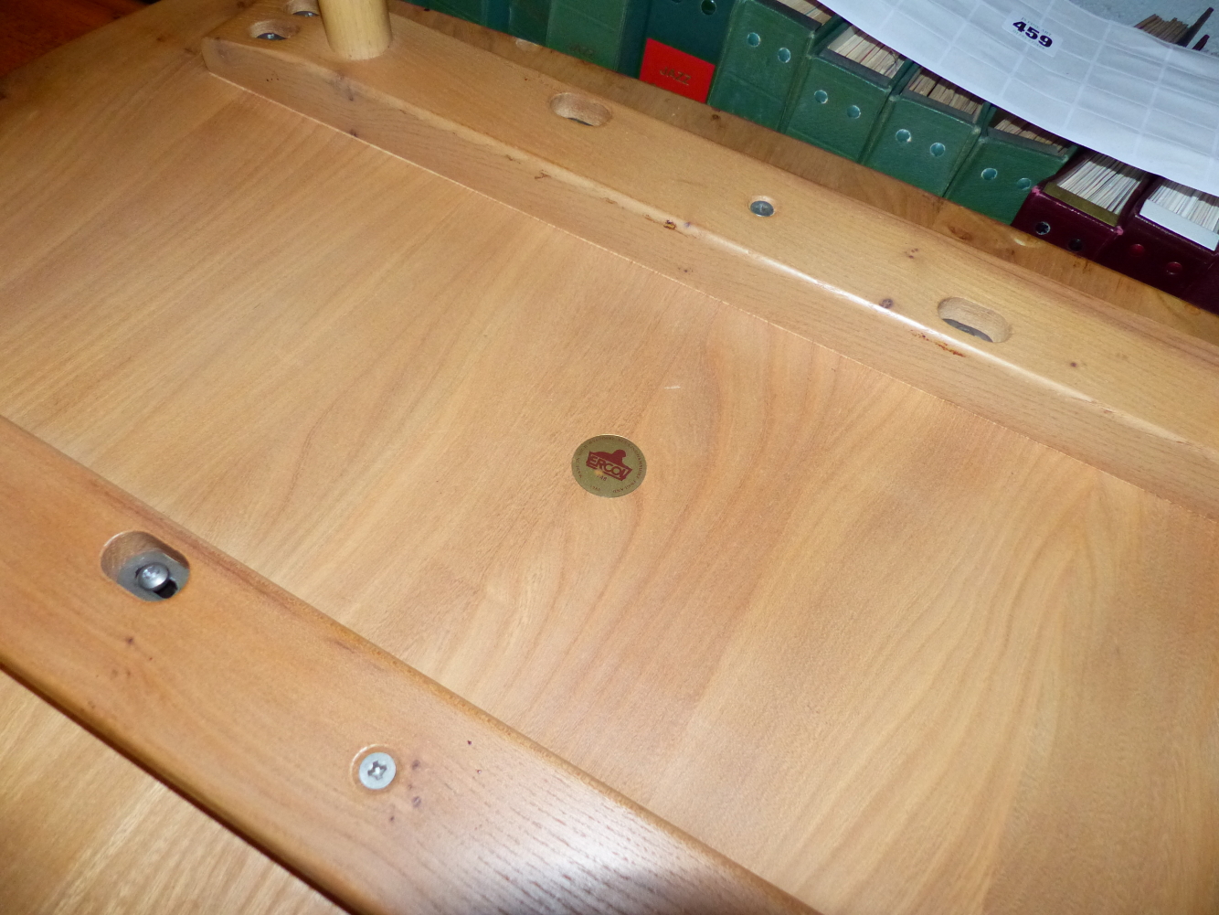 AN ERCOL ELM SET OF THREE FREE STANDING ROUNDED RECTANGULAR SHELVES ON CASTER FEET. W.91 x D.31 x - Image 7 of 7